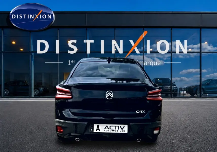 Vue arrière d'une Citroën C4 X noire 2025, avec feux arrière LED et double sortie d'échappement chromée.