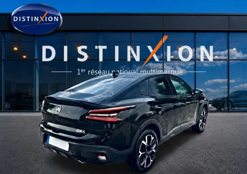 Citroën C4 X noir vue 3/4 arrière droit, avec feux arrière LED et jantes alliage distinctives.