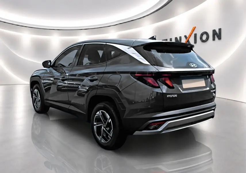 Vue 3/4 arrière droite du Hyundai Tucson gris écotronique avec jantes alliage et feux arrière LED distinctifs.