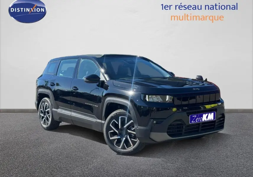 Jeep Compass Vulcano 2026 en 3/4 avant droit, couleur noire brillante avec jantes alliage distinctives.
