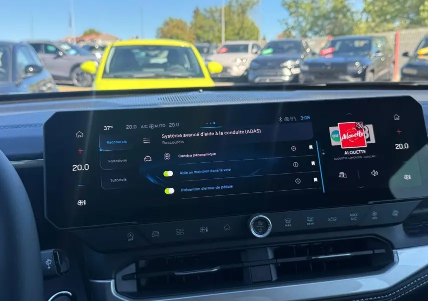 Vue intérieure centrée sur l'écran tactile du tableau de bord du Jeep Compass 2026, affichant les aides à la conduite.