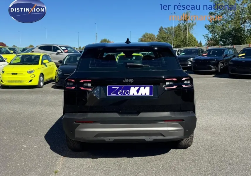 Vue arrière d'un Jeep Compass 2026 noir Vulcano, avec feux arrière LED et pare-chocs gris contrastant.