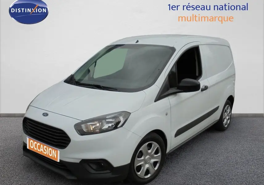 Fourgon Ford Transit Courier blanc glacier vu en 3/4 avant droit, avec calandre noire et jantes acier.