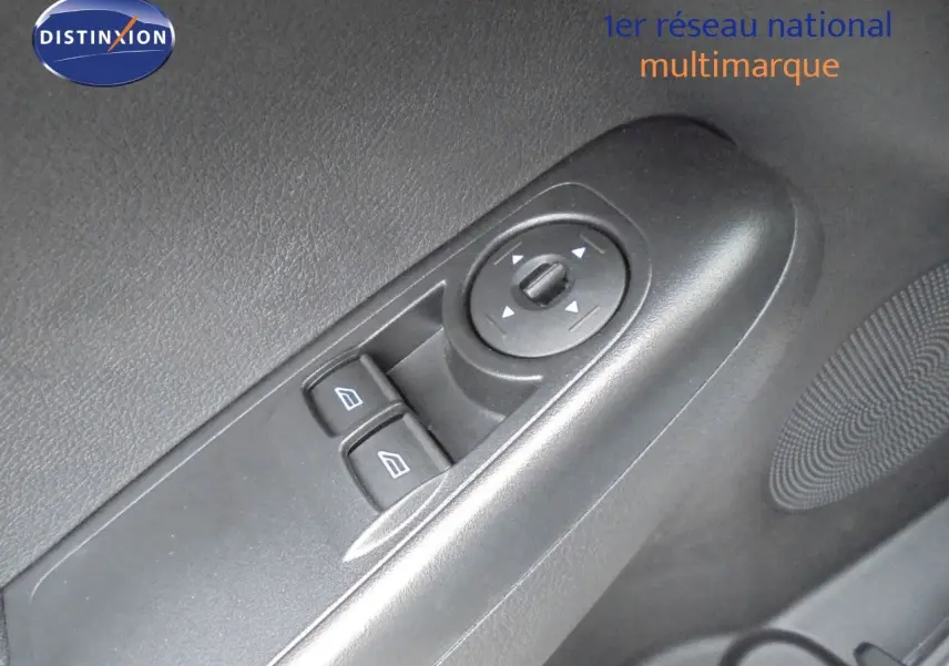 Vue intérieure du panneau de commande des vitres et rétroviseurs côté conducteur du Ford Transit Courier blanc glacier 2022.