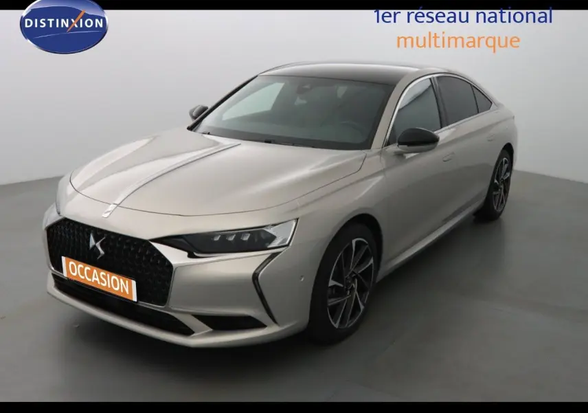 DS9 hybride rechargeable Crystal Pearl nacré métal en 3/4 avant droit, avec calandre distinctive et jantes bi-ton.