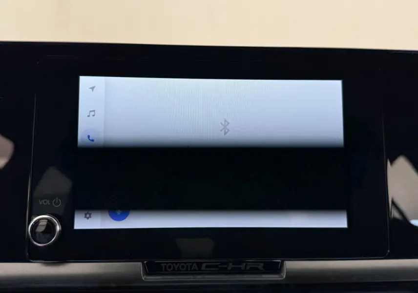 Écran tactile central allumé avec interface Bluetooth dans l'habitacle du Toyota C-HR blanc 2024.