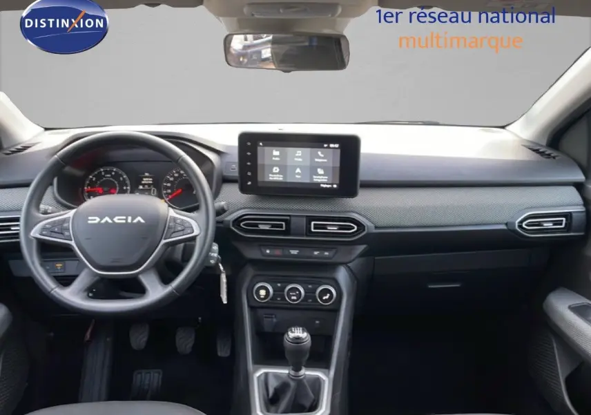 Vue intérieure du tableau de bord et volant du Dacia Jogger gris schiste, avec écran tactile central et boîte manuelle.