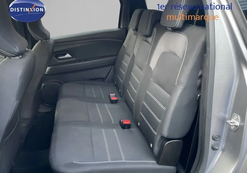 Vue latérale droite sur la banquette arrière noire avec surpiqûres blanches du Dacia Jogger gris schiste métal 2025.