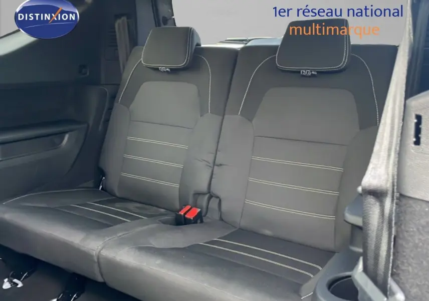 Vue intérieure sur la banquette arrière en tissu noir avec surpiqûres claires du Dacia Jogger 2025, côté droit.