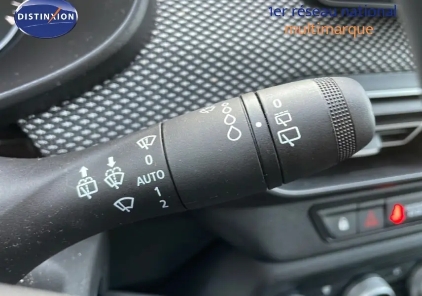 Gros plan sur la commande des essuie-glaces dans l’habitacle du Dacia Jogger gris schiste métal 2025.