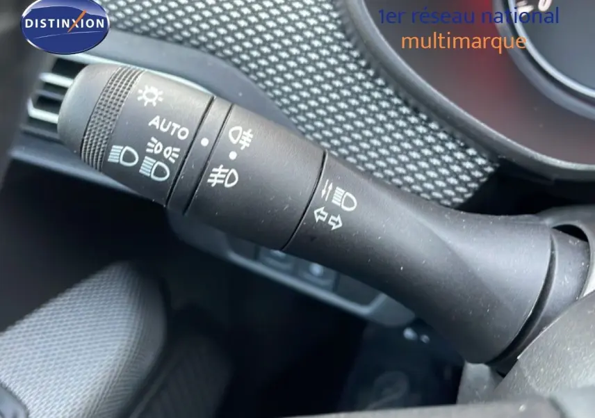 Gros plan sur la commande des feux et clignotants à gauche du volant du Dacia Jogger gris schiste métal.