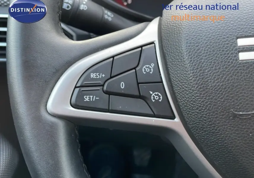 Gros plan sur les commandes au volant du Dacia Jogger 2025, cuir noir avec boutons de régulateur de vitesse.