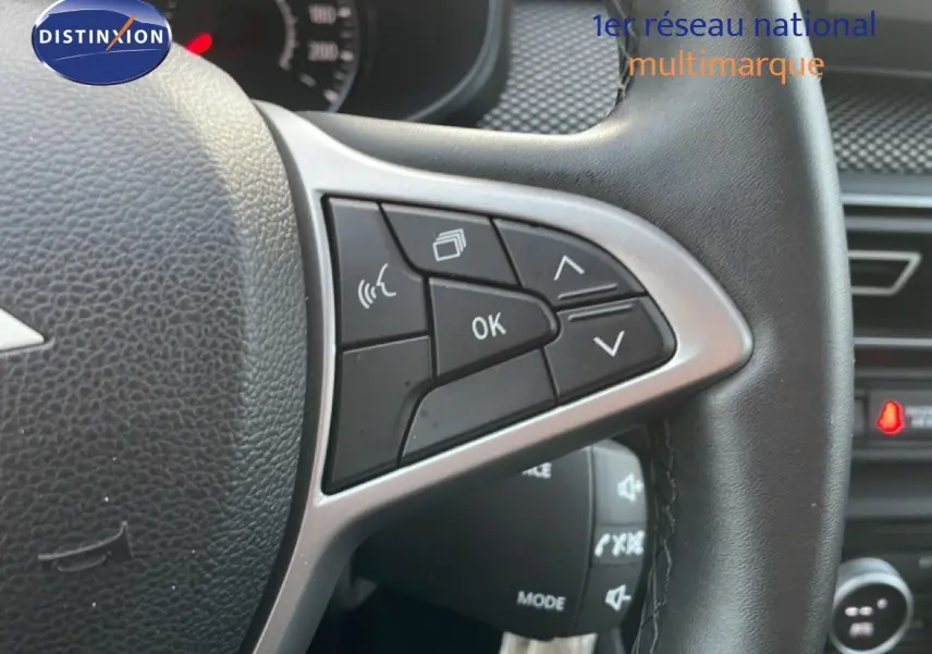 Gros plan sur les commandes au volant en cuir noir du Dacia Jogger gris schiste métal, version 2025.