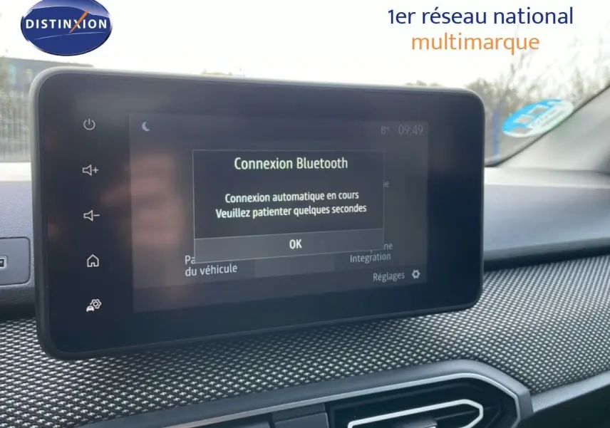 Écran tactile central du tableau de bord du Dacia Jogger 2025 affichant une connexion Bluetooth en cours.