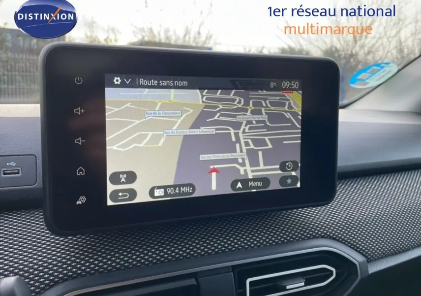 Vue intérieure du tableau de bord du Dacia Jogger 2025, écran tactile GPS affichant une carte de navigation.