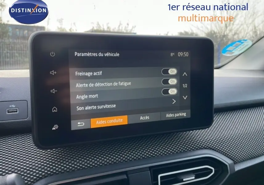 Écran tactile central du tableau de bord du Dacia Jogger 2025 affichant les aides à la conduite, vue intérieure frontale.