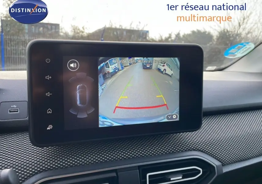 Écran tactile central affichant la caméra de recul dans l’habitacle du Dacia Jogger gris schiste métal.
