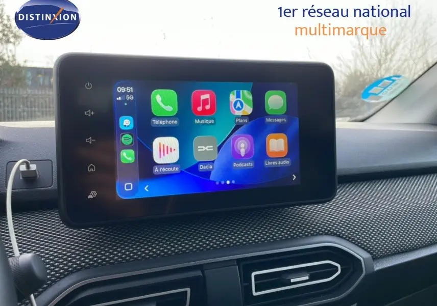 Écran tactile central du tableau de bord du Dacia Jogger 2025, avec interface smartphone affichée.