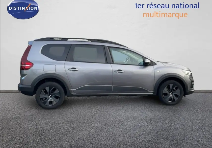 Profil droit d'un Dacia Jogger gris schiste métal 2025, version Expression, avec jantes noires et toit noir.