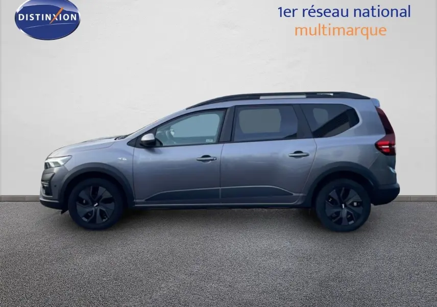 Vue de profil côté gauche d'un Dacia Jogger gris schiste métal 2025 avec jantes noires et toit noir.