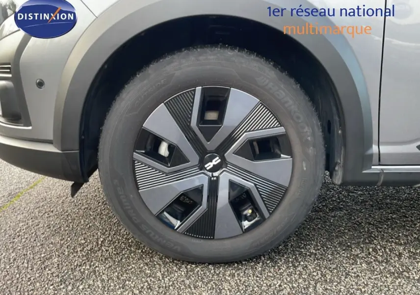 Gros plan sur la roue avant gauche gris schiste métal du Dacia Jogger 2025 avec jante au design moderne.