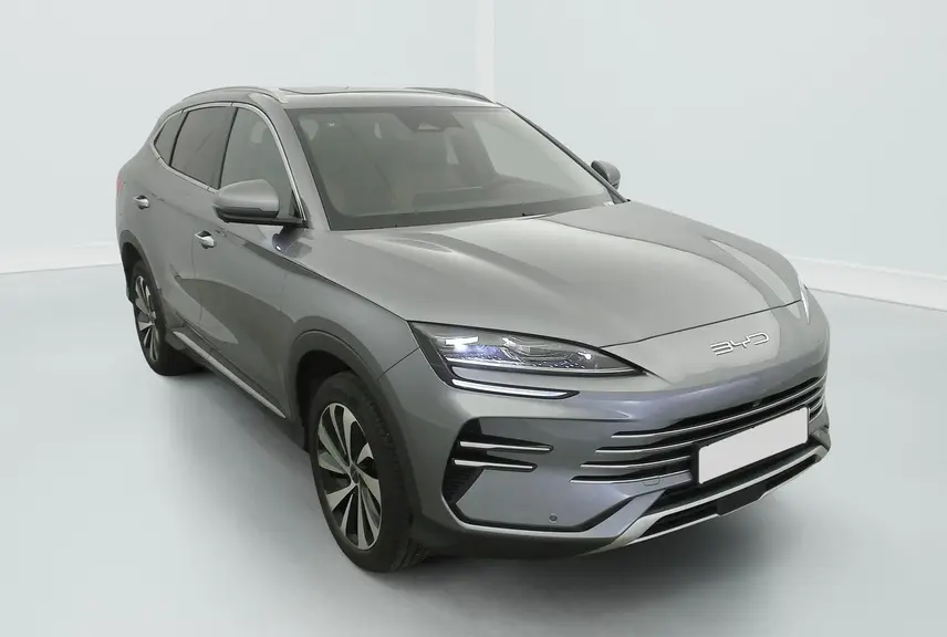 Vue 3/4 avant du BYD SEAL U Time Grey 2025 avec phares LED allumés et jantes alliage bicolores.