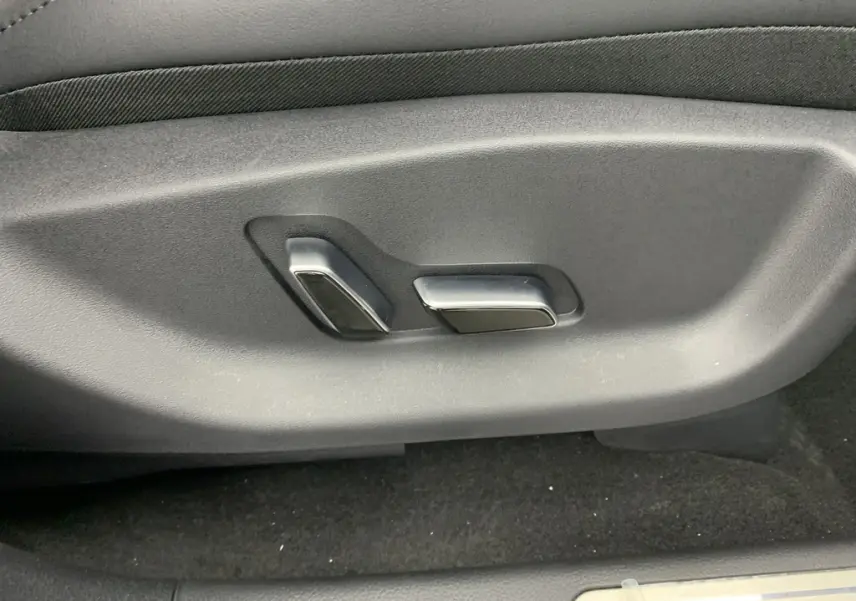 Gros plan sur les commandes électriques de réglage du siège conducteur du BYD SEAL U 2025 en intérieur noir.