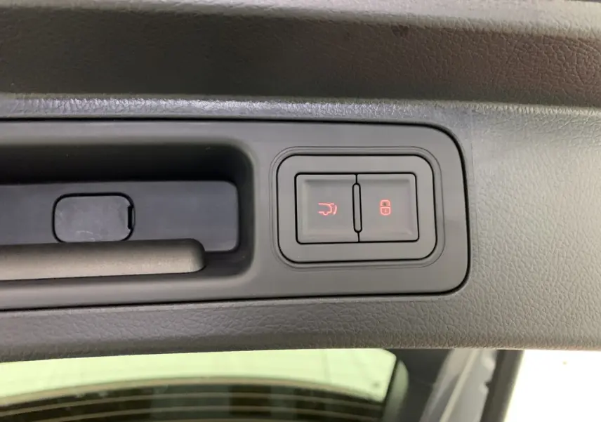 Gros plan sur les boutons de commande du hayon électrique et de verrouillage, intérieur noir du coffre du BYD SEAL U Time Grey.