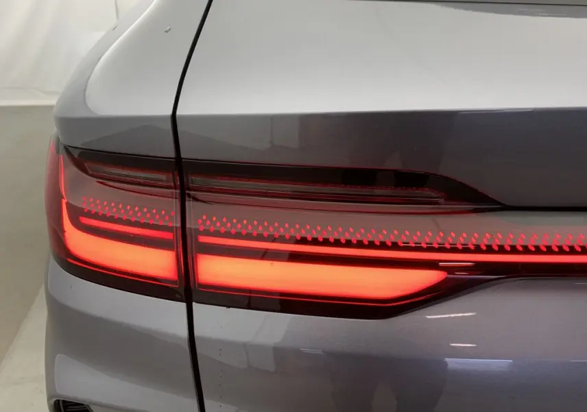 Gros plan sur le feu arrière droit rouge allumé du BYD SEAL U Time Grey, finition 2025 hybride rechargeable.