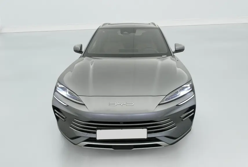 Vue avant du BYD SEAL U 1.5l DM-i gris Time Grey avec phares LED allumés dans un studio blanc.