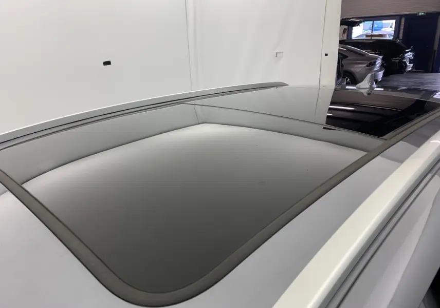 Toit ouvrant panoramique fermé vu de dessus sur BYD SEAL U Time Grey, avec barres de toit argentées visibles.