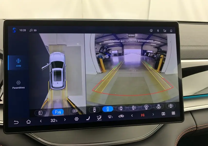 Écran tactile intérieur montrant la caméra de recul et vue à 360° du BYD SEAL U gris Time Grey.