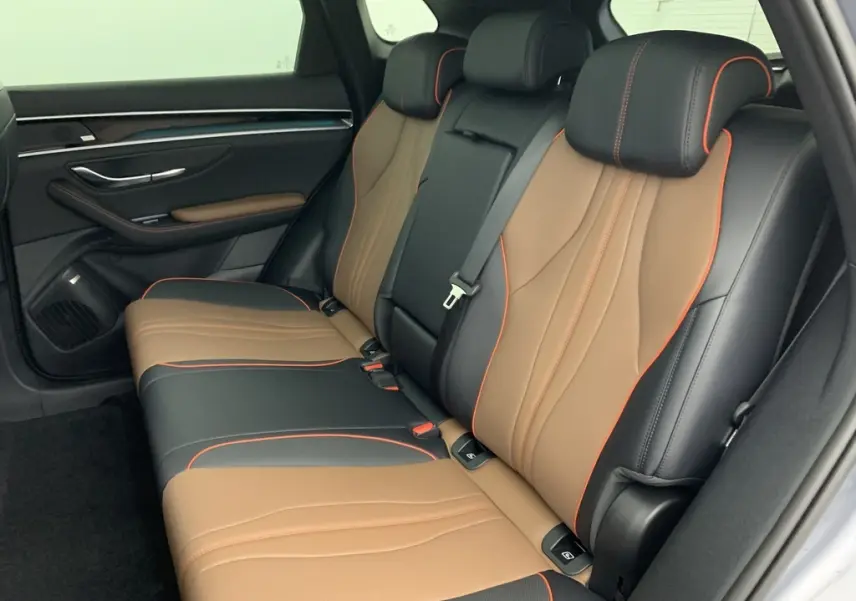 Vue intérieure côté droit des sièges arrière bicolores noir et marron avec surpiqûres orange du BYD SEAL U 2025.