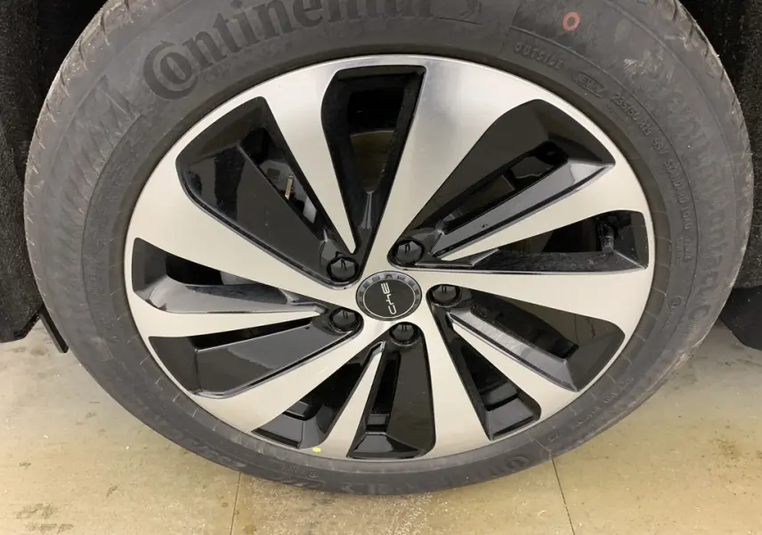 Gros plan sur la jante bicolore noire et argentée de 19 pouces du BYD SEAL U 2025 en Time Grey.