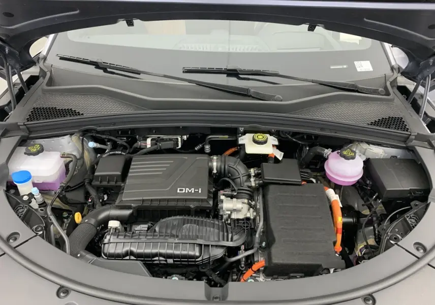 Vue rapprochée du compartiment moteur du BYD SEAL U 1.5l DM-i 218 ch PHEV Boost, avec capot ouvert et détails des composants.