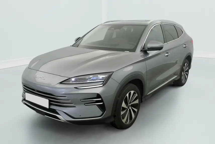 Vue 3/4 avant droit du SUV BYD SEAL U 2025 en gris Time Grey avec phares LED et jantes alliage bicolores.