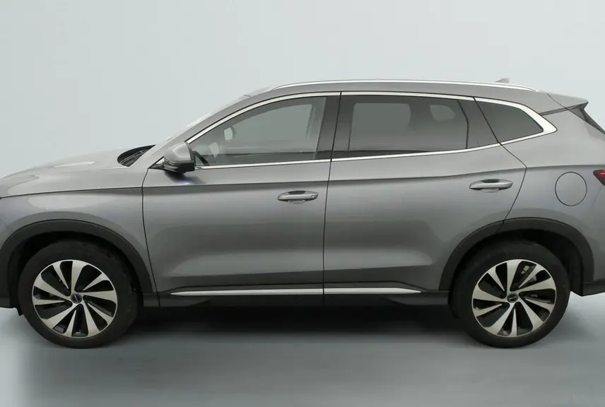 Vue latérale gauche d'un SUV BYD SEAL U Time Grey 2025, avec jantes alliage bicolores et lignes épurées.