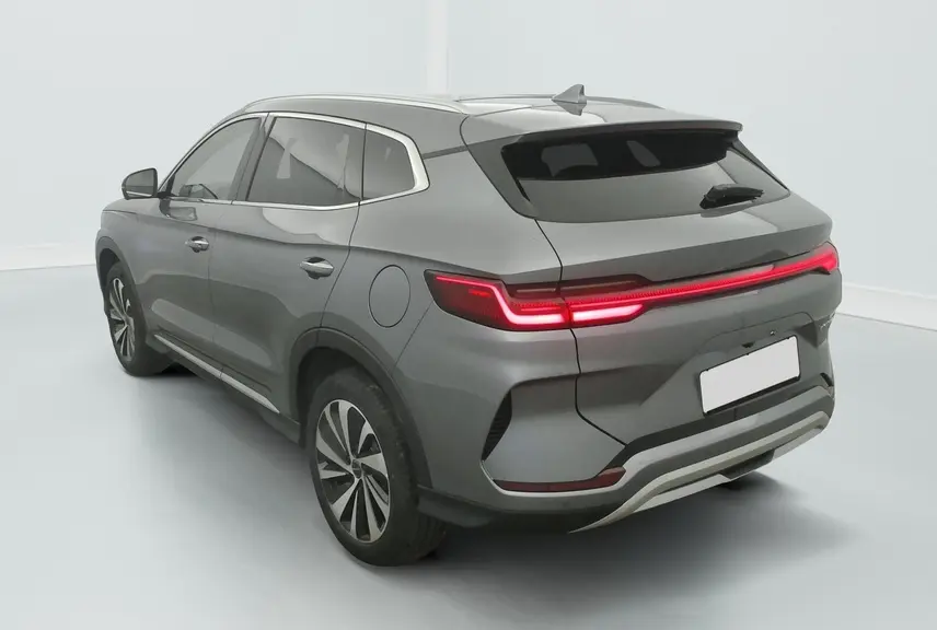 Vue 3/4 arrière droite du SUV BYD SEAL U 2025 en Time Grey avec feux arrière LED continus et jantes alliage bicolores.