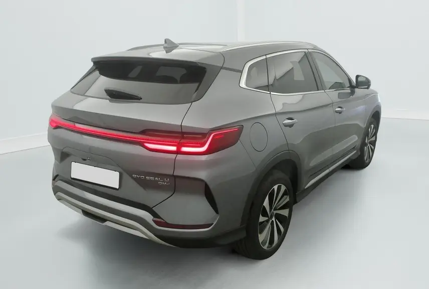 Vue 3/4 arrière droite du SUV BYD SEAL U Time Grey avec feux arrière LED continus et jantes alliage bicolores.