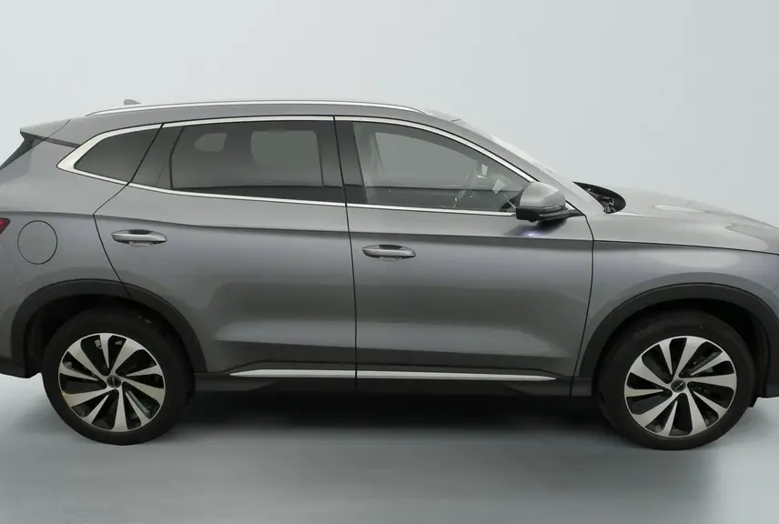 Vue latérale droite du SUV BYD SEAL U 2025 en gris métallisé Time Grey avec jantes alliage bicolores et vitres surteintées.