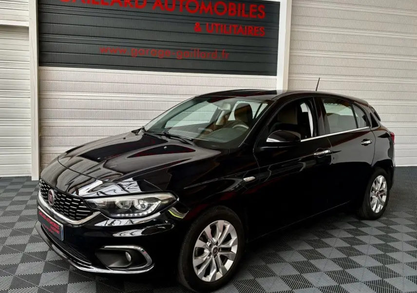 Vue 3/4 avant droite d'une Fiat Tipo noire 2017 avec jantes alliage et calandre chromée brillante.