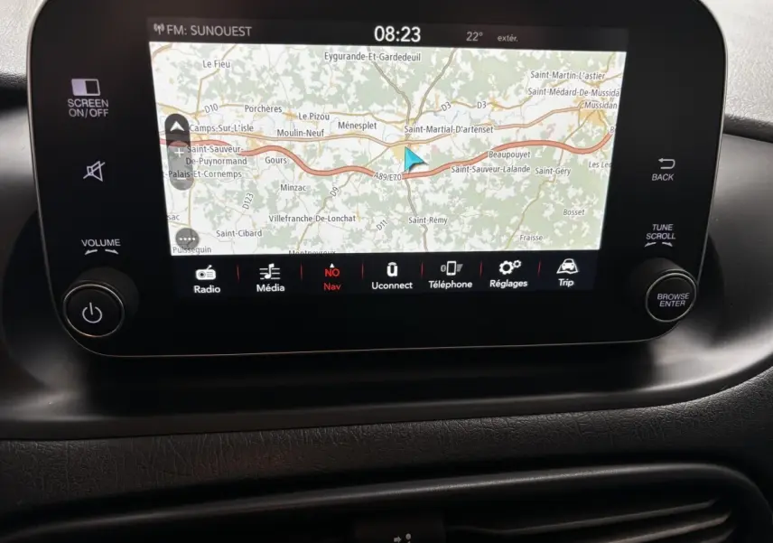 Écran tactile central du système de navigation 3D de la Fiat Tipo 2017, affichant une carte routière détaillée.