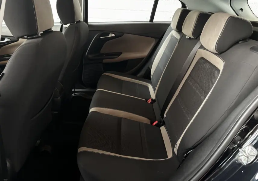 Vue intérieure côté droit des sièges arrière noirs et beige du Fiat Tipo 2017, avec garnitures en tissu et porte ouverte.