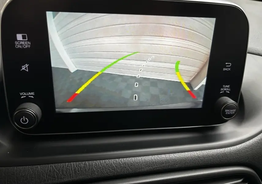 Écran tactile intérieur du Fiat Tipo 2017 affichant la caméra de recul avec lignes de guidage colorées.