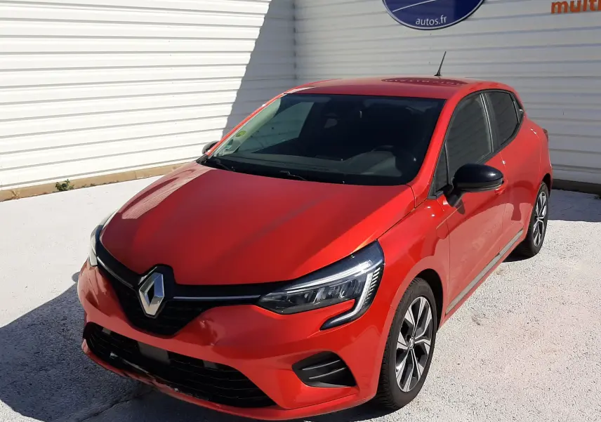 Renault Clio V DCI 100ch Evolution rouge vue 3/4 avant droit, avec phares LED et jantes alliage bicolores.