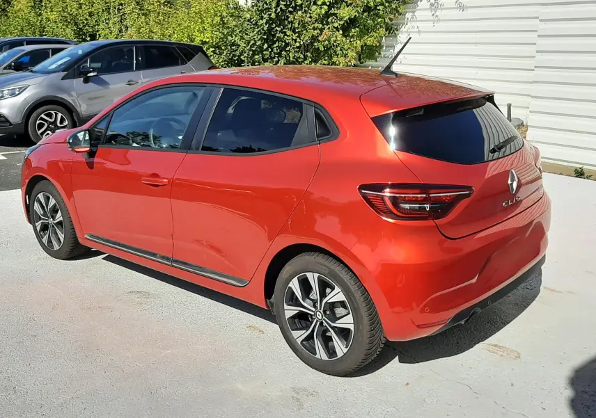 Renault Clio V DCI 100ch Evolution rouge vue 3/4 arrière droit, jantes alliage et vitres teintées.