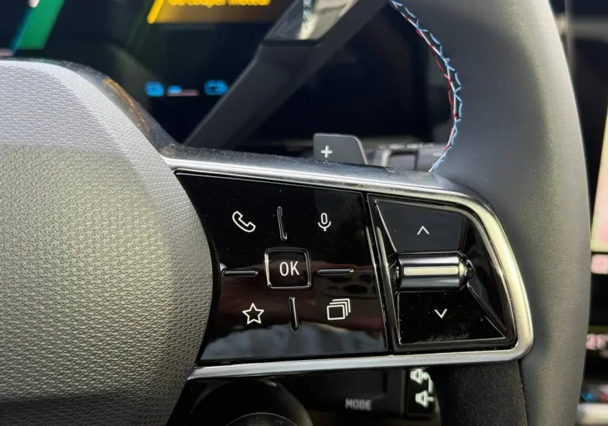 Gros plan sur les commandes multifonctions à droite du volant noir du Renault Austral 2026 finition Esprit Alpine.