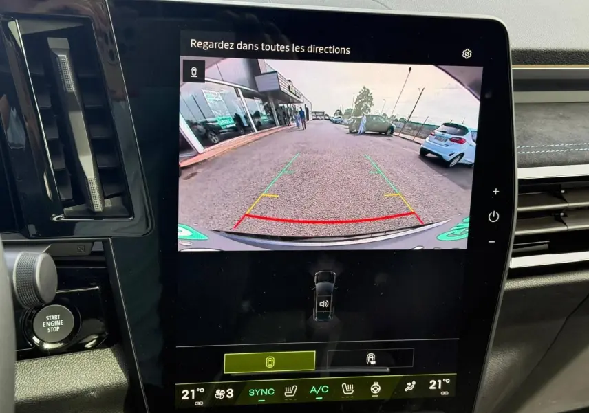 Écran tactile central du Renault Austral 2026 montrant la caméra de recul avec vue arrière sur parking extérieur.