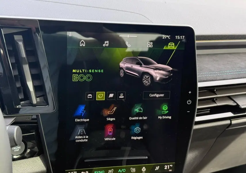Écran tactile central du Renault Austral 2026 montrant le mode Multi-Sense ECO, intérieur gris avec surpiqûres bleues.