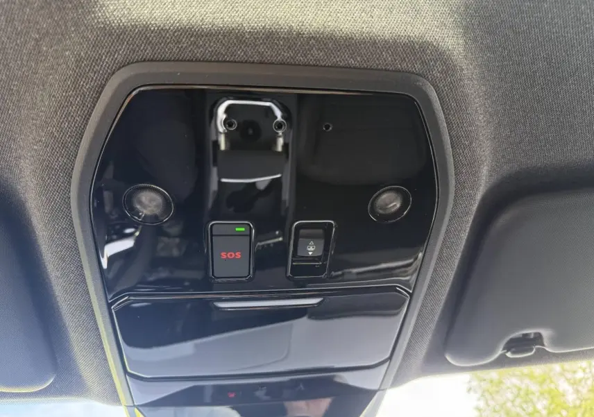 Vue en contre-plongée du plafonnier noir brillant avec bouton SOS rouge du Renault Austral gris Schiste satin.